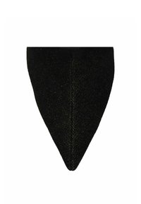Zwarte, puntige schoen met een textuur in de stofafwerking. De schoen heeft subtiele stikdetails en een slanke, minimalistische vorm.