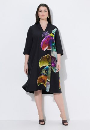 Ulla Popken WATERCOLOR GINKGO 3/4 SLEEVE A-LINE DRESS - Hverdagskjole - black