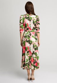 Kwiatowa sukienka midi z bufkami, z nadrukiem w odcieniach różu, zieleni i bieli na miękkim materiale; wykończona związanym wcięciem w talii i zwiewnym dołem.