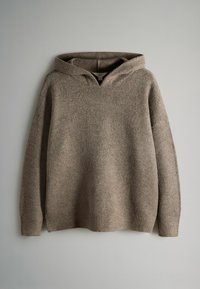 Brązowy dziergany sweter z kapturem, długimi rękawami oraz ściągaczami na mankietach i dole, przedstawiony na jednolitym szarym tle.