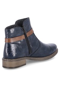 Bottine marine en matière synthétique texturée, avec une sangle en cuir marron et une fermeture éclair latérale, dotée d'un talon en bois empilé.