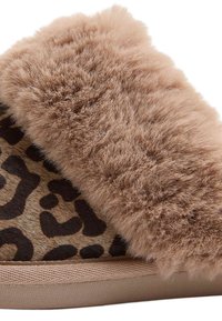 Zapatilla con estampado de leopardo y parte superior suave en color beige, con una textura blanda y una suela plana y texturizada en un color beige a juego.