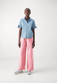 Lee STELLA - Široke nogavice - cassie pink