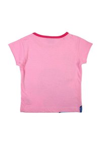 T-shirt rose à manches courtes avec un col contrastant d'un rose foncé. Texture coton lisse, coupe classique, sans motifs ni ornements supplémentaires.