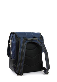 Marineblauwe rugzak met een gevoerde achterkant en zwarte mesh, afgewerkt met contrasterende stiksels, een handvat bovenop en verstelbare schouderbanden. Ritsluiting aan de voorkant.
