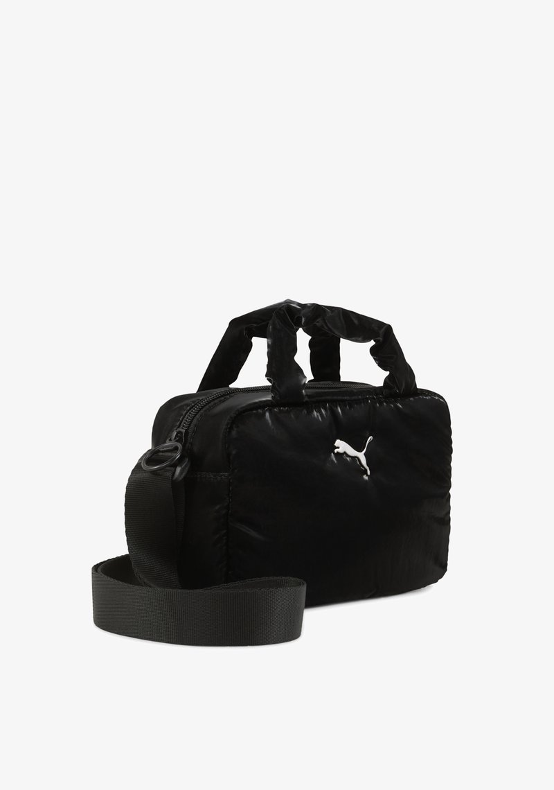 Sac rembourré noir avec deux poignées courtes, bandoulière amovible, fermeture éclair et détail de logo blanc à l'avant. Extérieur lisse et brillant.
