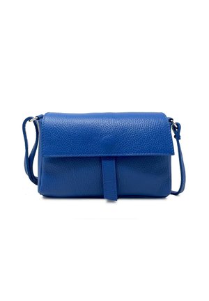 Borsa a tracolla in pelle blu con finitura testurizzata, chiusura a patta e tracolla regolabile. Forma rettangolare compatta con un design minimalista.