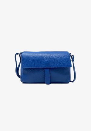 Borsa a tracolla in pelle blu con finitura testurizzata, chiusura a patta e tracolla regolabile. Forma rettangolare compatta con un design minimalista.
