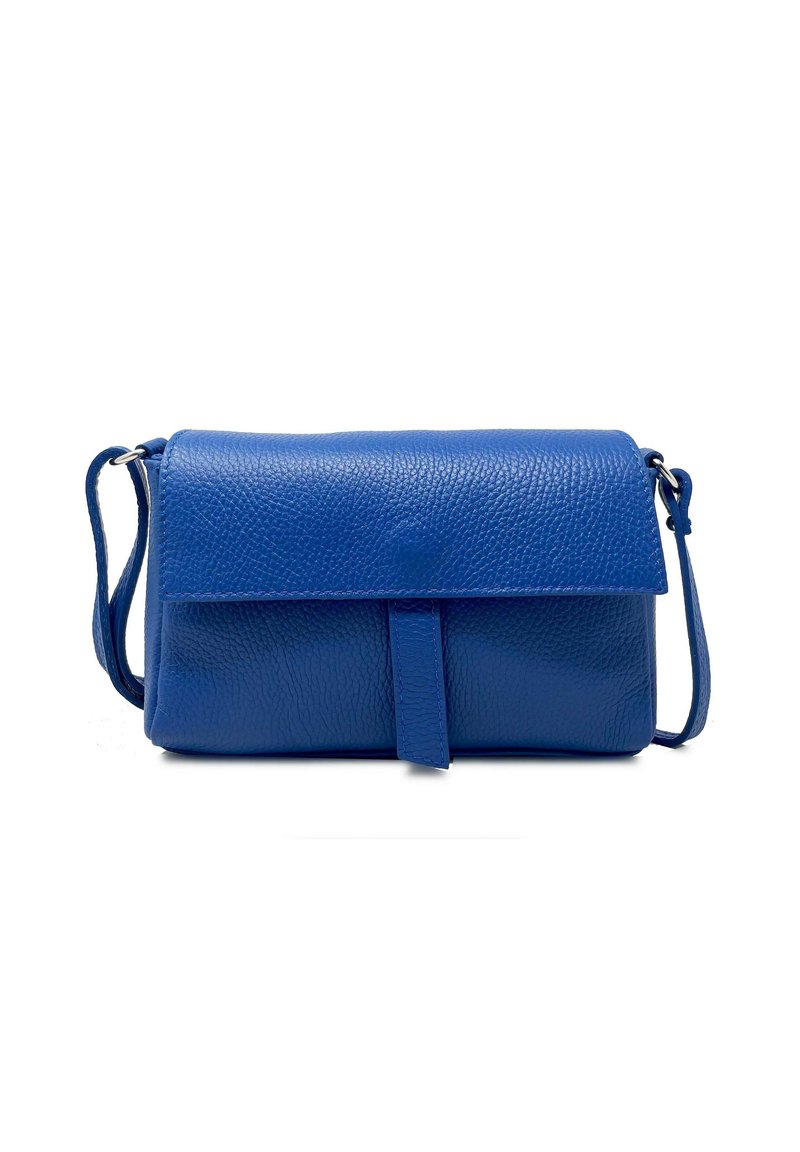 Blå läderaxelväska med texturerad yta, lockstängning och justerbar rem. Kompakt rektangulär form med en minimalistisk design.