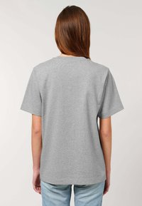T-shirt in cotone grigio con maniche corte, scollo rotondo e vestibilità comoda, mostrato da dietro, evidenziando la texture liscia.