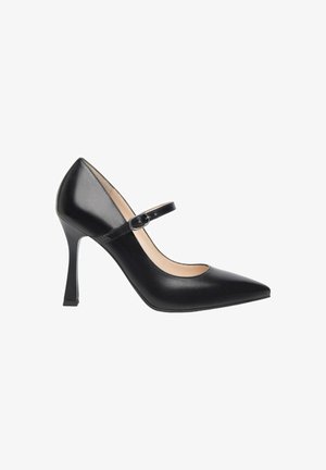 Pompa nera in pelle con tacco alto, punta affusolata, silhouette curvata e sottile cinturino alla caviglia con una piccola fibbia metallica. Texture liscia.