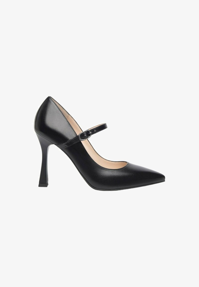 Pompa nera in pelle con tacco alto, punta affusolata, silhouette curvata e sottile cinturino alla caviglia con una piccola fibbia metallica. Texture liscia.