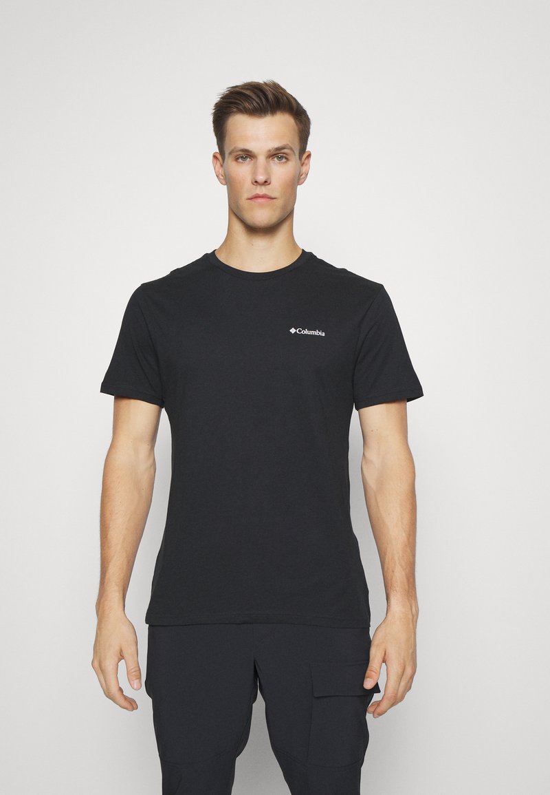 Zwarte T-shirt met korte mouwen van katoen, met een ronde halslijn en een klein wit Columbia-logo op de linkerborst.