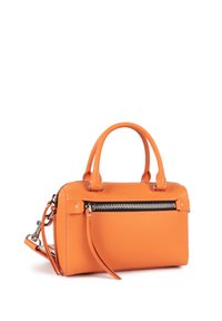 Sac à main en cuir orange avec une poche zippée, deux poignées supérieures et une bandoulière amovible. Présente des accents de couture blancs.