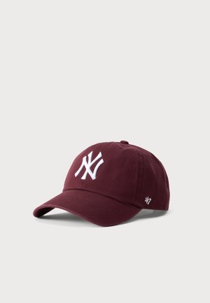 Casquette de baseball bordeaux avec une visière courbée, avec le logo blanc des New York Yankees à l'avant et un petit logo '47' sur le côté.