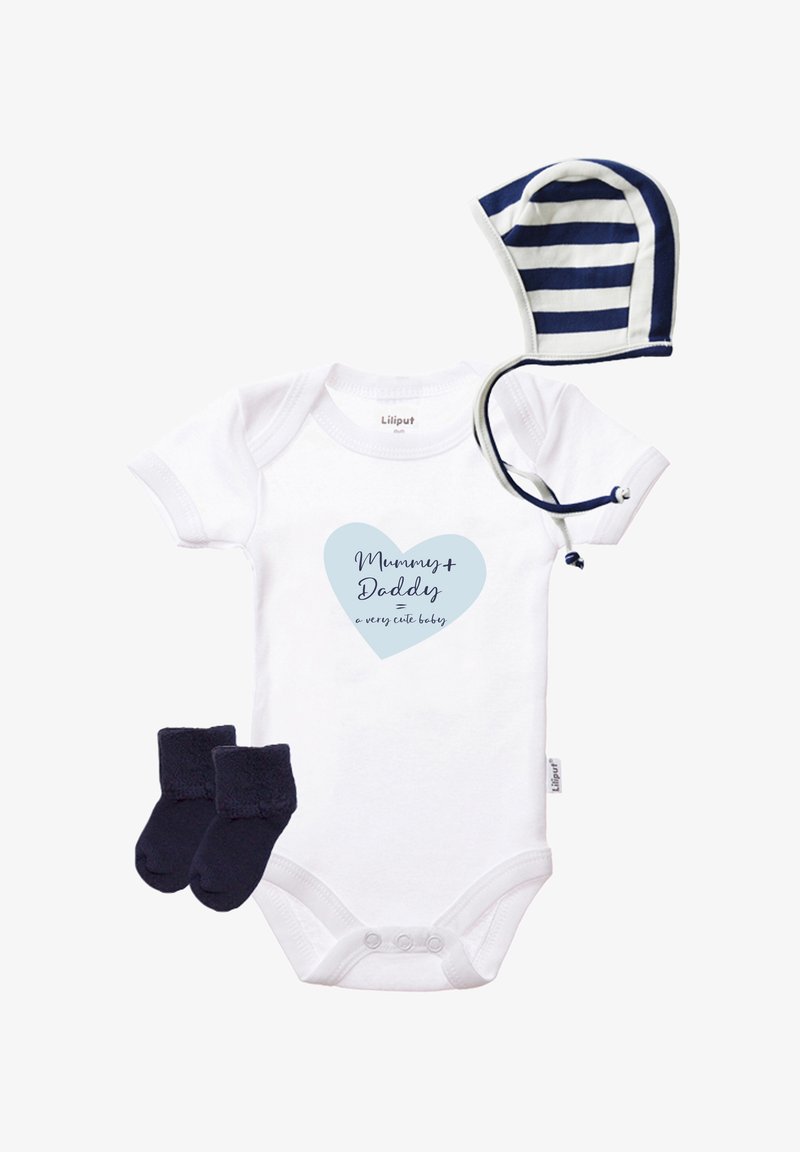 Weißer Baby-Overall mit blauem Herz-Design und der Aufschrift "Mummy + Daddy" sowie einer marineblauen gestreiften Mütze. Inklusive marineblauen Socken. Aus weichem Baumwollmaterial.