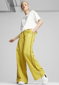 Puma CLASSICS RELAXED - Print T-shirt - white