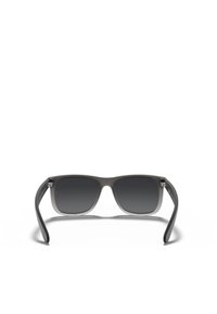 Occhiali da sole grigi con finitura opaca, lenti rettangolari e gradazione scura. Bracci neri sottili e curvi con dettagli di branding discreti.