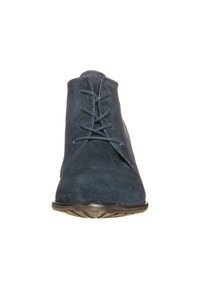 Botas de tobillo de ante azul marino con punta redonda, que cuentan con un diseño de cordones y una suela de goma texturizada. Adecuadas para uso casual.