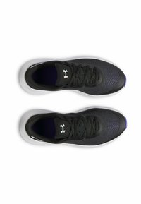 Des chaussures de sport noires avec une tige en maille texturée, un bout rond, une semelle blanche plate et un intérieur violet. Elles arborent un logo bien en vue sur la languette.
