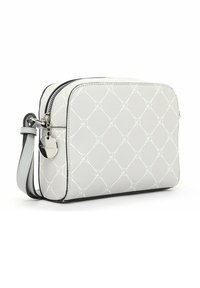 Petit sac bandoulière blanc avec un motif en diamant, des bords noirs, une fermeture éclair argentée et un pendentif rond en argent de la marque sur le côté.