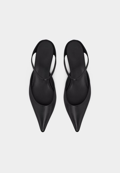 Μαύρα στιλέτο μπαλαρίνες με λεπτές λουρίδες και ματ, λείες επιφάνειες, τοποθετημένα δίπλα δίπλα σε λευκό φόντο.