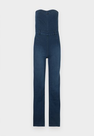 Donkerblauwe denim jumpsuit met een strapless ontwerp, nauwsluitend lijfje, recht gesneden broekspijpen en zichtbare stikselaccenten.