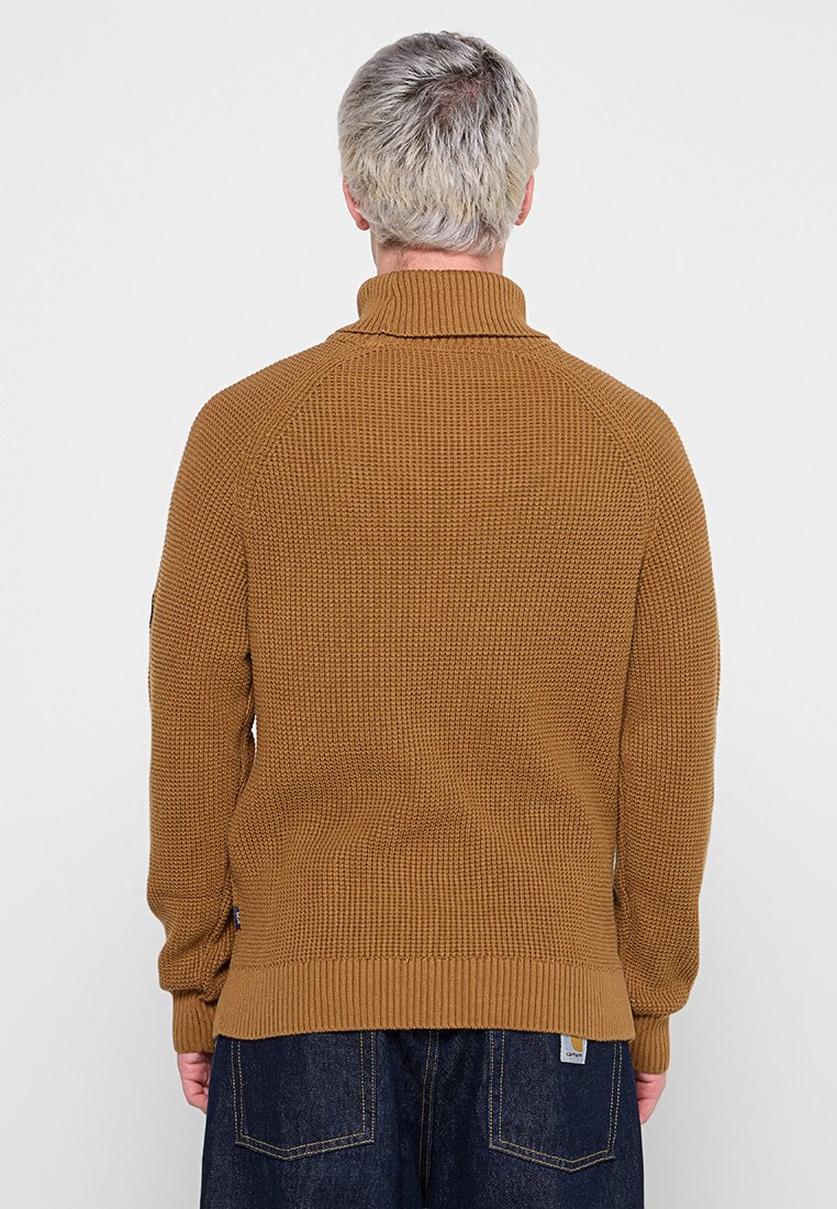 Pullover marrone in maglia con texture, colletto alto, polsini e orlo a costine, e maniche raglan. La vista posteriore mostra una vestibilità rilassata e nessun motivo visibile.