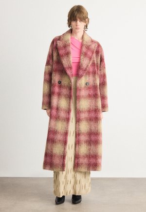 Dubbelzijdige lange jas in ruitpatroon, met roze en beige tinten, gemaakt van een gemêleerde wolmix. Grote kraag en knoopaccenten.