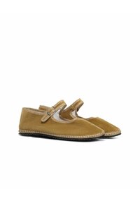 Scarpe in suede marrone con punta arrotondata, design minimalista, due cinturini regolabili e suola in gomma cucita.
