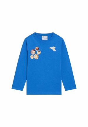 Camicia blu a maniche lunghe con una toppa bianca a forma di uccello e cinque stampe rotonde di distintivi sulla parte sinistra del petto.