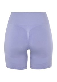 Lichtpaarse naadloze shorts met een brede ribband en een gladde afwerking, ontworpen voor comfort en flexibiliteit.