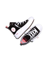 Fekete, magas szárú Converse tornacipők fehér fűzőkkel, gumitalppal és rózsaszín díszítéssel, oldalsó és felülnézeti szögekből fehér háttéren.