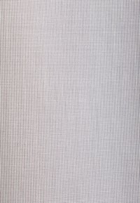 Grijze, gestructureerde stof met een fijn, herhalend geweven patroon, met kleine, verhoogde diagonale lijnen overal.