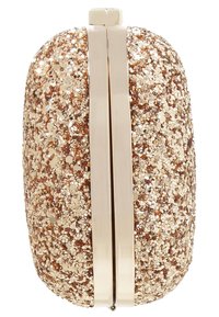 Malá obdélníková zlatá třpytivá kabelka s kovovým rámem a uzavřením na horní sponu, zobrazená z boku.