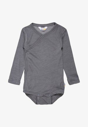 Body gris à manches longues avec design enveloppant, fermetures à pression sur le côté et le bas, et une texture douce. Présente une étiquette colorée sur le côté.