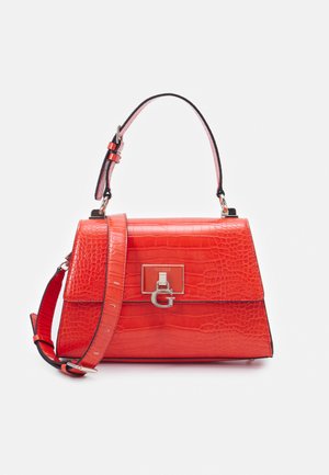 Rote Handtasche aus Kunstleder in Krokodilhaut-Optik mit strukturierter Form, silbernen Metallteilen und einem abnehmbaren Schulterriemen. Verfügt über einen verschließbaren Frontverschluss.