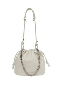 Borsa a drawstring in pelle bianca con un accento in catena. Caratterizzata da una superficie morbida e testurizzata, spallacci regolabili e un design minimalista.