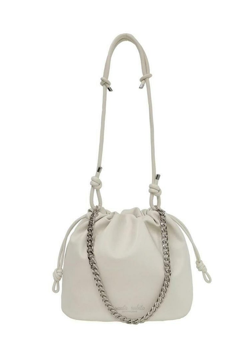 Borsa a drawstring in pelle bianca con un accento in catena. Caratterizzata da una superficie morbida e testurizzata, spallacci regolabili e un design minimalista.