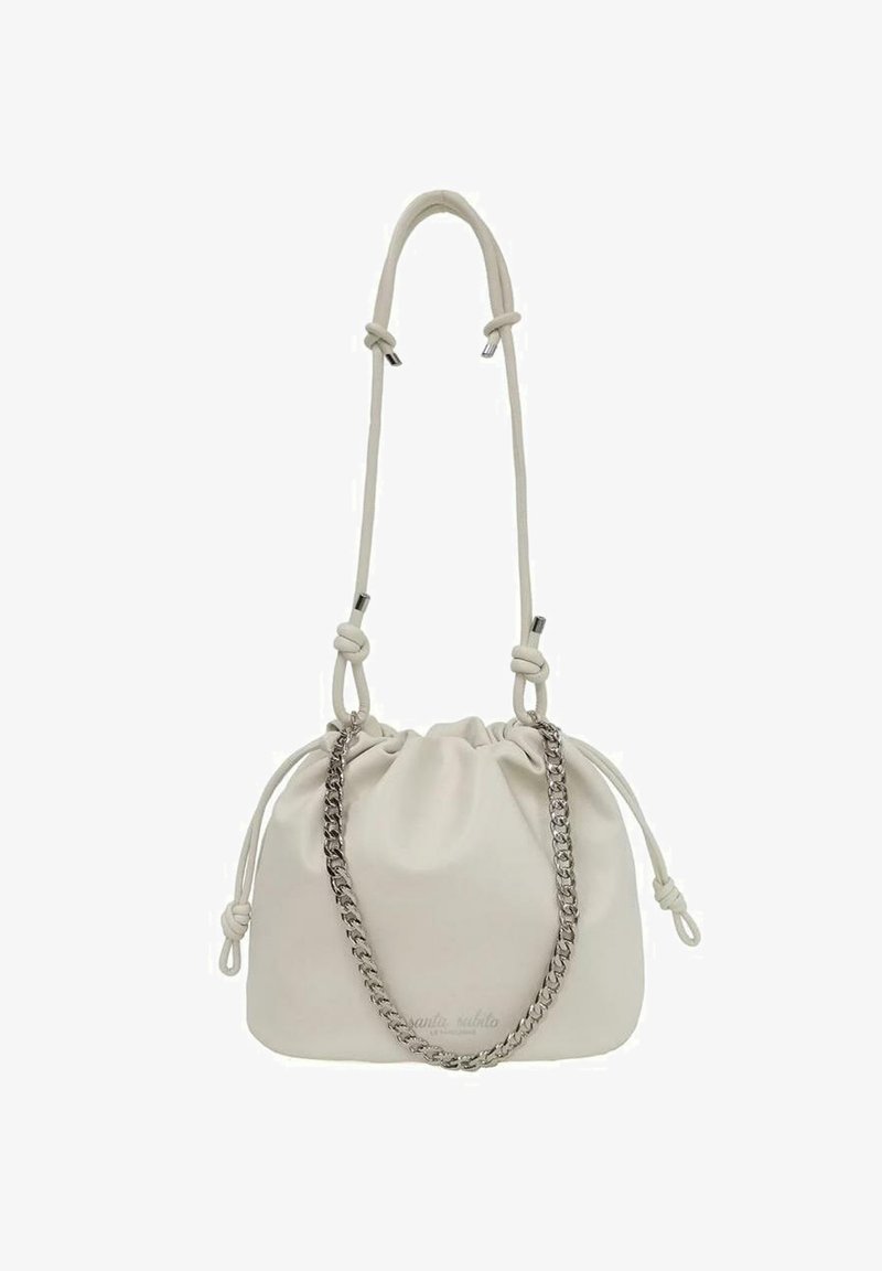Borsa a drawstring in pelle bianca con un accento in catena. Caratterizzata da una superficie morbida e testurizzata, spallacci regolabili e un design minimalista.