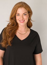 Zwarte V-hals T-shirt met korte mouwen, gladde textuur, gedragen met een gouden gebogen ketting en ronde geometrische oorbellen.