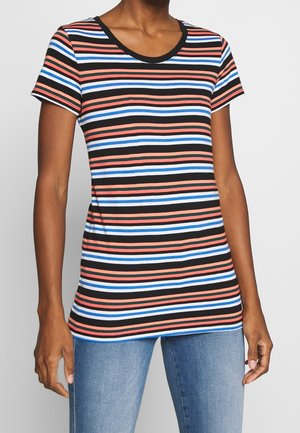 Femme portant un T-shirt à manches courtes et col rond avec des rayures horizontales corail, noires, blanches et bleues, associé à un jean bleu clair.