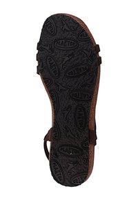 Suela exterior de goma negra con un agarre texturizado, que presenta un patrón grabado y una plantilla de corcho marrón, diseñada para la comodidad y la durabilidad.