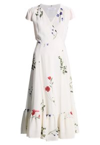 Robe midi blanche avec manches courtes, col en V, corsage style cache-cœur, ourlet à volants et imprimé floral rouge, bleu et vert éparpillé.