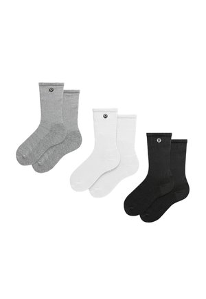 Drei Paar knielange Socken in Grau, Weiß und Schwarz, jeweils mit einem kleinen runden Logo nahe dem oberen Bündchen.