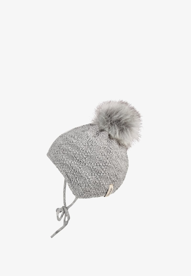 Grau gestrickte Wintermütze mit Ohrenklappen, gebundenen Bändern und einem großen flauschigen Pompon obendrauf auf einem weißen Hintergrund.