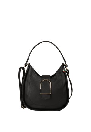 Sac à main en cuir noir avec un détail boucle dorée incurvée, une poignée courte, une bandoulière réglable et un petit porte-bonheur drapeau italien sur le côté.