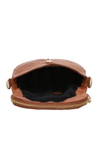 Borsa in pelle marrone con hardware dorato, aperta per rivelare un interno in tessuto nero. Tessuto morbido con una forma leggermente strutturata.