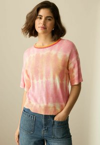 Kurzarm, pinkes Batik-Pullover mit rundem Ausschnitt, versehen mit orangefarbenen Akzenten am Kragen, aus einem weichen, leichten Material gefertigt.
