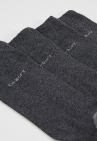 Drei Paar dunkelgraue Socken aus weichem Baumwollgemisch, mit glatter Textur und dezentem Branding an den Bündchen.